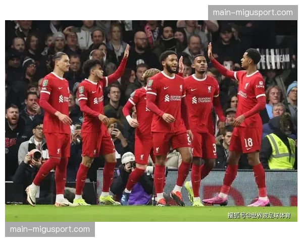 “英超奖杯巡展”抵达利物浦，数千名球迷排队参观