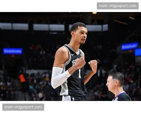 特写：文班亚马跨越半场封盖莫兰特上篮，引爆马刺主场