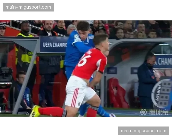 本菲卡球员投诉对方禁区内的“拥抱式”防守，VAR回看后未判点球